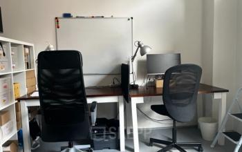 Moderner Büroraum in der Wrangelstraße 22, Berlin-Kreuzberg. Zwei Arbeitsplätze mit Schreibtischen, Stühlen und Whiteboard. Ideal für Startups, die eine Bürofläche mieten möchten.