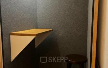 Kompakter Büroraum in der Wrangelstraße 22, Berlin Kreuzberg, mit minimalistischer Ausstattung, ideal für konzentriertes Arbeiten. Möglichkeit, Bürofläche zu mieten in ruhiger Umgebung.