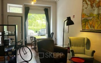 Gemütliche Bürofläche mit großzügigen Fenstern, Sitzgelegenheiten und einem Fahrrad in der Wrangelstraße 22, Berlin Kreuzberg. Ideal, um einen kreativen büroraum zu mieten.