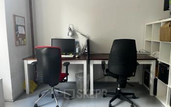 Kompaktes Büro in der Wrangelstraße 22, Berlin Kreuzberg, ideal zum Büroraum mieten, ausgestattet mit modernen Arbeitsplätzen und Regalen.