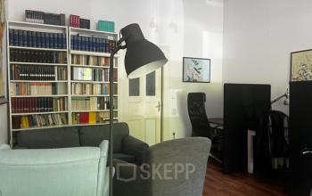 Gemütlicher Büroraum in der Wrangelstraße 22, Berlin Kreuzberg mit Regalen voller Bücher und gemütlichen Sitzgelegenheiten, ideal zum Büro mieten.