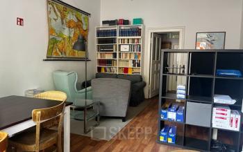 Gemütlicher Büroraum in der Wrangelstraße 22, Berlin Kreuzberg, mit Bücherregalen, Sitzbereich und Landkarte an der Wand; ideal für kreatives Arbeiten.