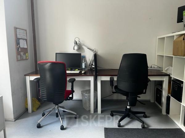 Kompaktes Büro in der Wrangelstraße 22, Berlin Kreuzberg, ideal zum Büroraum mieten, ausgestattet mit modernen Arbeitsplätzen und Regalen.