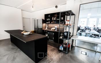 Voll ausgestattete Küche der Bürofläche in Berlin