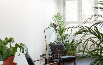 Grüne Business-Lounge im Bürogebäude in Berlin, Kreuzberg