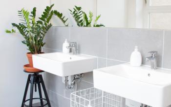 Modernes Badezimmer im Bürogebäude in Berlin, Kreuzberg