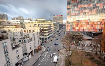 Städtische Straßenansicht der Rudi-Dutschke-Straße 23 in Berlin Kreuzberg, ideal gelegen zum Büro mieten, mit Blick auf umliegende Gebäude und Straßenverkehr.