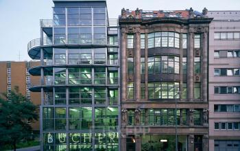 Moderne Fassade eines Bürogebäudes in der Rudi-Dutschke-Straße 23, Berlin Kreuzberg. Großflächige Fenster und Stahlakzente prägen das Erscheinungsbild.