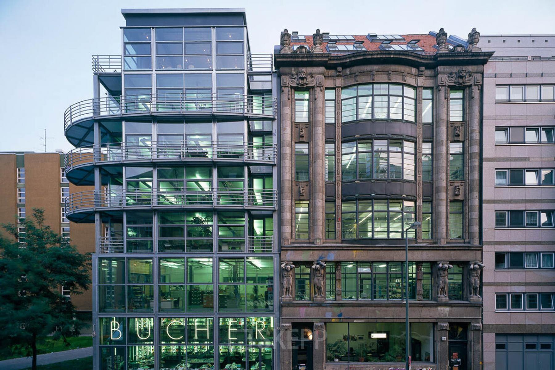 Moderne Fassade eines Bürogebäudes in der Rudi-Dutschke-Straße 23, Berlin Kreuzberg. Großflächige Fenster und Stahlakzente prägen das Erscheinungsbild.