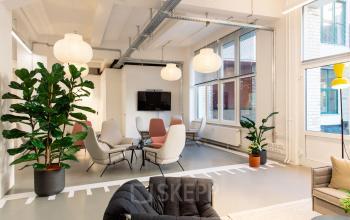 Moderner Büroraum in Mehringdamm 33, Berlin Kreuzberg, mit gemütlichen Sitzbereichen und viel natürlichem Licht - ideal zum Büro mieten.