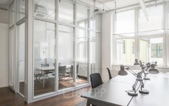 Modernes Büro mieten in Berlin Kreuzberg, Mehringdamm 33 mit Glaswänden, Schreibtischen und viel natürlichem Licht.