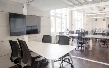 Moderne Büroräume in Mehringdamm 33, Berlin Kreuzberg mit Glaswänden und Arbeitsbereichen. Bürofläche mieten für flexible Arbeitsumgebungen.