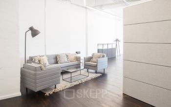 Moderner Bürobereich zur Miete in der Mehringdamm 33, Berlin Kreuzberg, mit stilvollen Möbeln und heller Atmosphäre.
