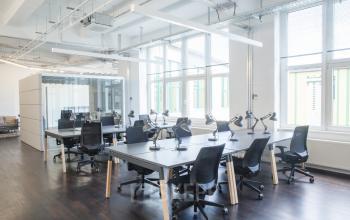Helles Büro in Mehringdamm 33, Berlin Kreuzberg, ausgestattet mit mehreren Schreibtischen und Stühlen, große Fenster sorgen für viel Tageslicht.