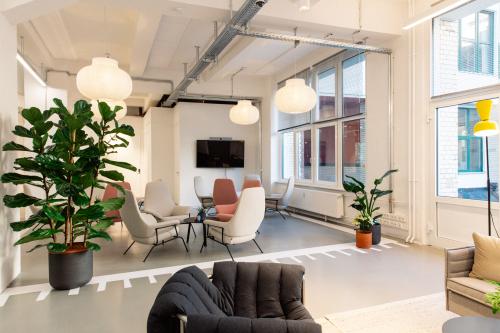 Moderner Büroraum in Mehringdamm 33, Berlin Kreuzberg, mit gemütlichen Sitzbereichen und viel natürlichem Licht - ideal zum Büro mieten.