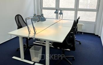 Heller Büroraum mit blauen Teppichen und modernen Schreibtischen zur Miete in der Boppstraße 7, Berlin Kreuzberg.