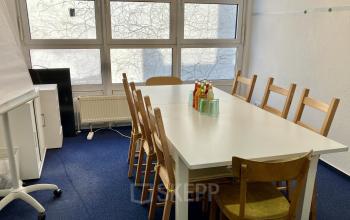 Heller Büroraum in der Boppstraße 7, Berlin Kreuzberg, mit Tisch und Stühlen, ideal zum Bürofläche mieten oder für Meetings.