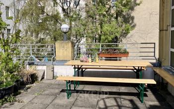 Freiluftbereich auf der Terrasse eines Büros in der Boppstraße 7, Berlin Kreuzberg, mit Tisch und Bänken für Meetings oder Pausen.