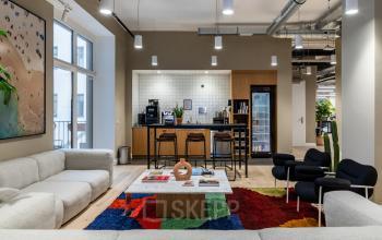 Modernes Büro in Berlin Kreuzberg mit gemütlicher Lounge, voll ausgestatteter Pantry und stilvoller Einrichtung, ideal zum Büro mieten.