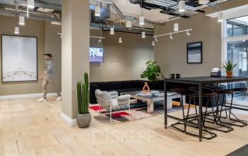 Modernes Büro in Berlin Kreuzberg mit stilvollen Möbeln, Pflanzen und Kunst an den Wänden, ideal zum Büro mieten oder Bürofläche mieten.