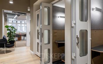 Modernes Büro in der Chausseestraße 29, Berlin Kreuzberg mit komfortablen Arbeitsplätzen und Akustikkabinen, ideal zum Büroraum mieten.