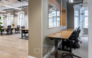 Moderne Bürofläche mit mehreren Arbeitsplätzen und Holzfußboden in der Chausseestraße 29, Berlin Kreuzberg. Ideal für flexible Arbeitsstile. Perfekt, um Büroraum mieten zu können.
