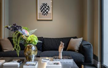 Gemütlicher Büroraum in der Chausseestraße 29, Berlin Kreuzberg, mit modernem Sofa, Couchtisch und Dekorationen. Eine stilvolle Option für alle, die ein Büro mieten möchten.