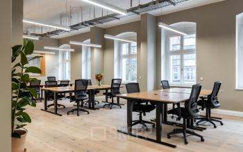 Helles, modernes Großraumbüro in Chausseestraße 29, Berlin Kreuzberg mit stilvollen Möbeln und mehreren Arbeitsplätzen. Perfekt für Unternehmen, die Bürofläche mieten möchten.