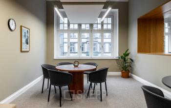 Möbliertes Büro in der Chausseestraße 29, Berlin Kreuzberg, mit rundem Tisch und vier Stühlen, ideal zum Bürofläche mieten.