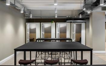 Modernes Büro in der Chausseestraße 29, Berlin Kreuzberg, mit dunklen Tischen und Stühlen, ideal zum bürofläche mieten.