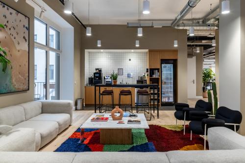 Modernes Büro in Berlin Kreuzberg mit gemütlicher Lounge, voll ausgestatteter Pantry und stilvoller Einrichtung, ideal zum Büro mieten.