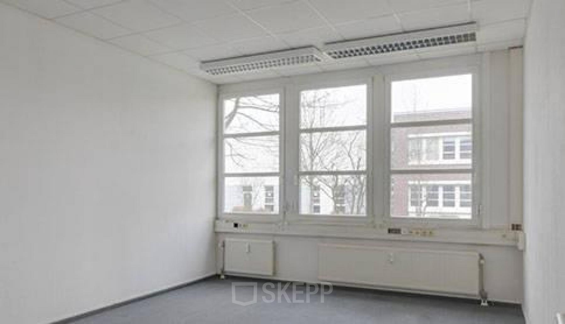 Helle Büroimmobilie mieten in Marzahn an der Landsberger Straße 