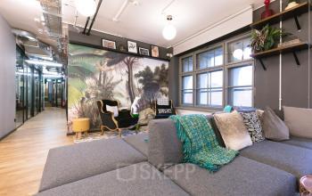 Stylisch designter Gemeinschaftsbereich mit Gemälde