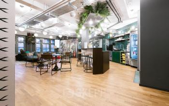 Ausblich auf die Küche mit Tresen und ausgiebigen Sitzmöglichkeiten