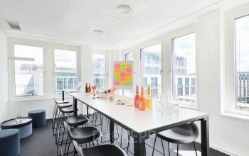 Heller Konferenzraum mit traumhafter Aussicht