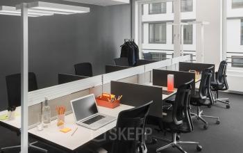 Übersichtliche (flexible) Arbeitsplätze in offener Coworking-Area