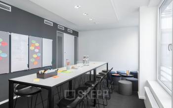 Moderner Projektraum mit Whiteboard und Magnetwand