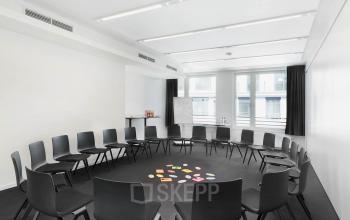 Versammlungsraum mit Stuhlkreis