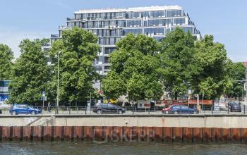 Blick auf das Bürogebäude von der Spree aus