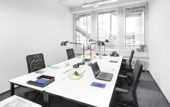 Modernes perfekt eingerichtetes Büro für mehrere Mitarbeiter