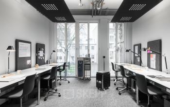 Modern gestalteter Büroraum mit viel Lichteinfall