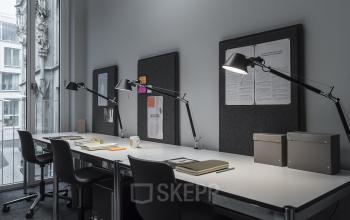 Arbeitsplätze an aufgeräumtem Schreibtisch mit toller Aussicht