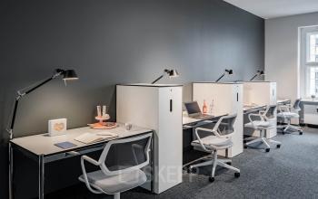 Moderner Coworking-Bereich in offenem Büroraum