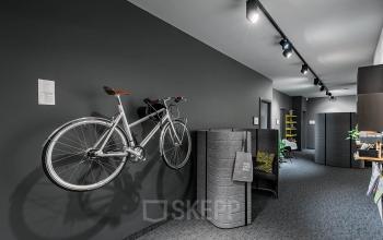 Langer Flur mit aufgehängtem Fahrrad