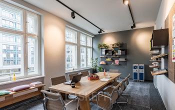 Freundlich und modern eigerichtetes Büro in warmen Farben