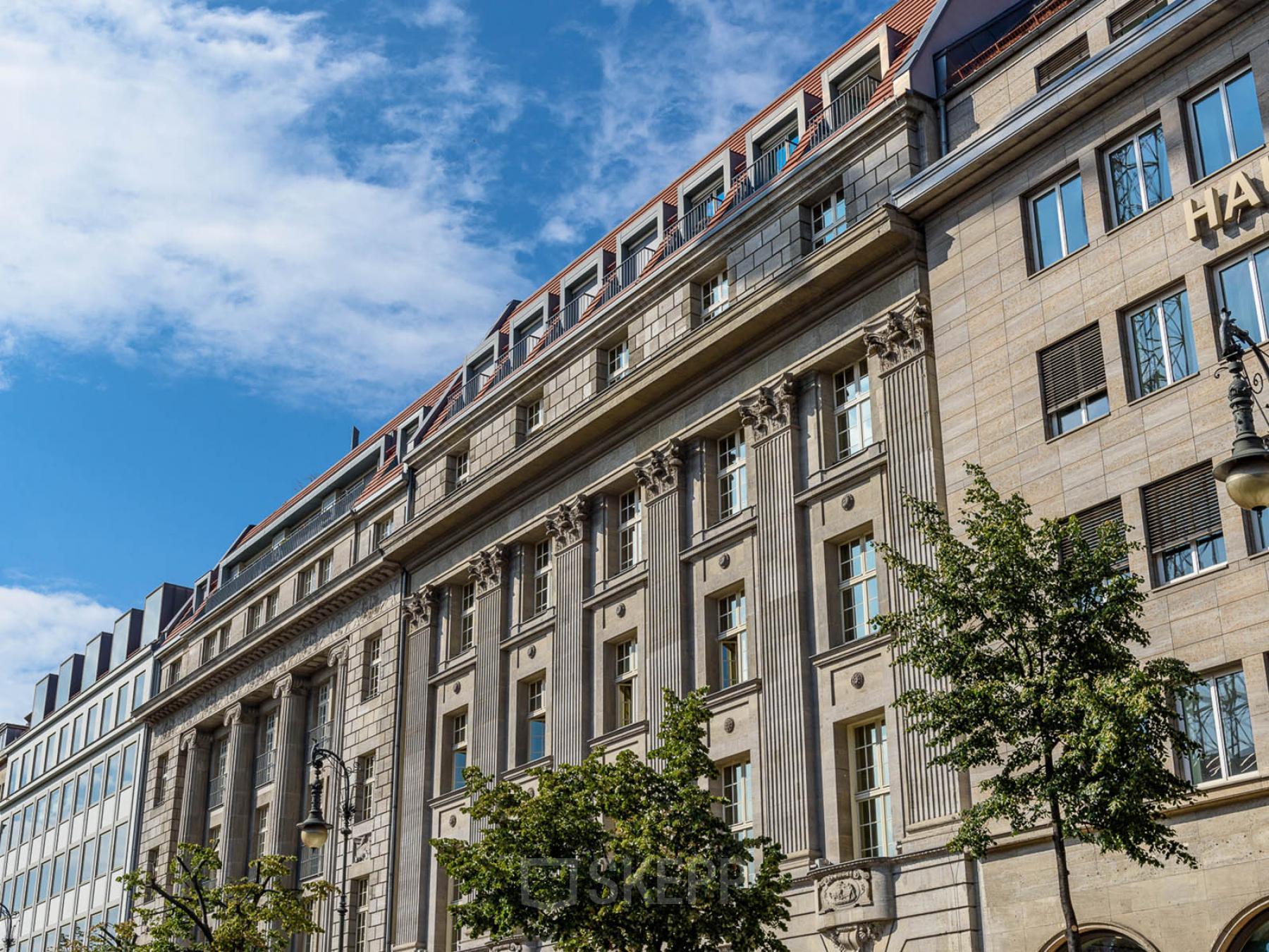 Außenansicht eines Bürogebäudes Unter den Linden 26-30 in Berlin Mitte.