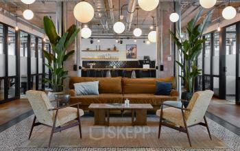 Modernes Büro in Berlin Mitte, Friedrichstraße 68, mit stilvollen Sitzgelegenheiten und einladender Atmosphäre, ideal zum Büroraum mieten.