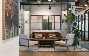 Gemütliche Lounge im Büro Friedrichstraße 68, Berlin Mitte, einladend und stilvoll für informelle Treffen, ideal zum Büroraum mieten.