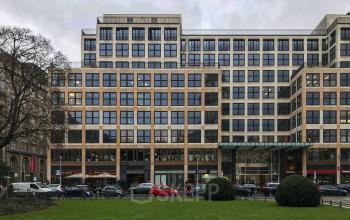 Außenansicht eines Bürogebäudes in der Friedrichstraße 68, Berlin Mitte, ideal um Büroräume zu mieten.