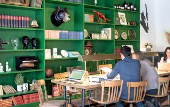Arbeitsplatz in stilvoll eingerichteter Coworking-Area